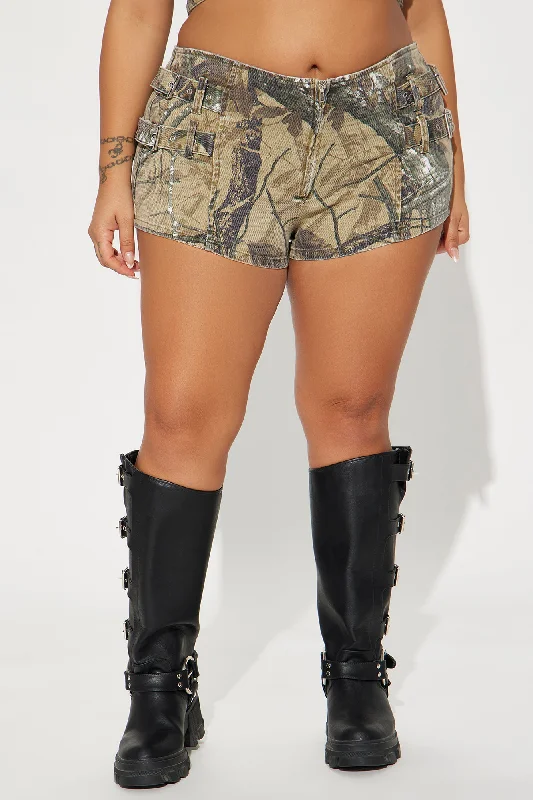 feeling-rebellious-mid-rise-camo-booty-short-olive-combo